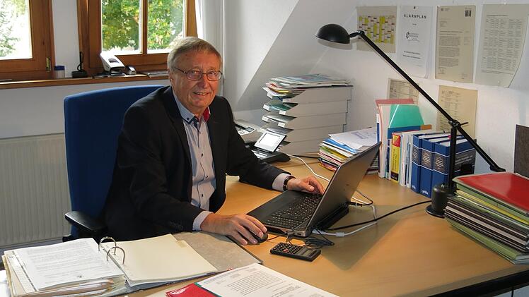 Paul Steins am Arbeitsplatz im Rathaus Foto: Dagmar Niemann