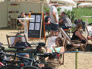 Chillen und sonnen bei Cocktails, Snacks und Hammelburger Wein lockte bereits zahlreiche Besucher an den neu geschaffenen Saalestrand.  Foto: Winfried Ehling