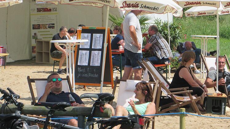 Chillen und sonnen bei Cocktails, Snacks und Hammelburger Wein lockte bereits zahlreiche Besucher an den neu geschaffenen Saalestrand.  Foto: Winfried Ehling