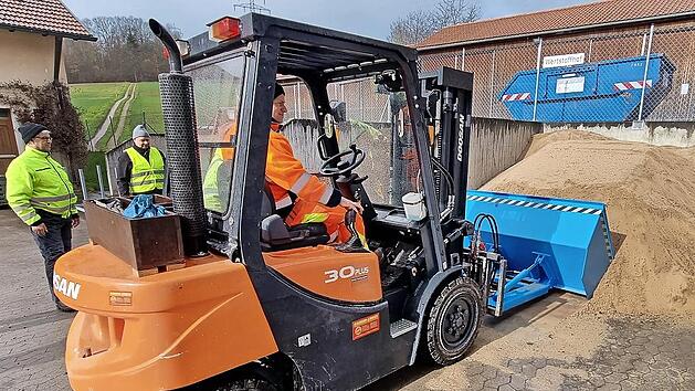 Sechs Mitglieder der Aschacher Feuerwehr absolvierten die Ausbildung f&uuml;r den Fahrausweis f&uuml;r Flurf&ouml;rderfahrzeuge, um den gemeindlichen Bauhof k&uuml;nftig bei Eins&auml;tzen, wie etwa beim Bef&uuml;llen von Sands&auml;cken, zu unterst&uuml;tzen.