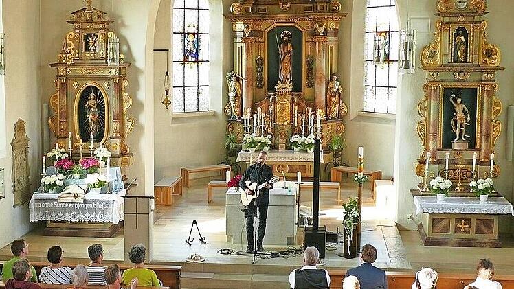 Stefan Eichner spielte und sang in der voll besetzten Kirche in Wiesenthau.