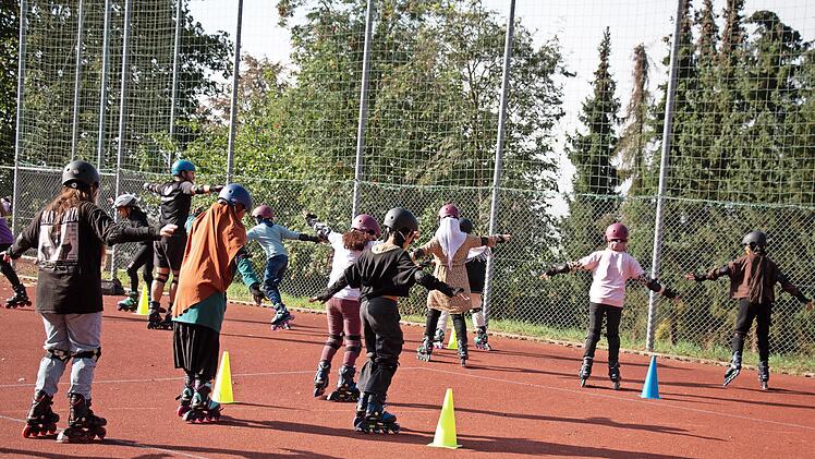Sch&uuml;lerinnen und Sch&uuml;ler beim Inline-Skating