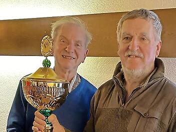 Pokalstifter Werner Weigand &uuml;bergibt den Wanderpokal an den neuen Vereinsmeister Engelbert Kleinhenz.