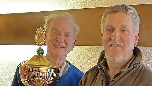 Pokalstifter Werner Weigand &uuml;bergibt den Wanderpokal an den neuen Vereinsmeister Engelbert Kleinhenz.