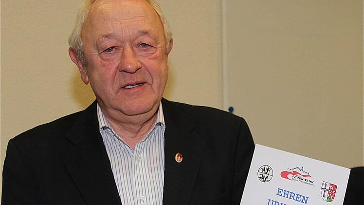 Georg Sell bekommt die Silbernadel für langjährige Treue.