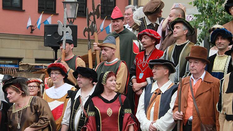 Ratsherren, Edelfrauen und Honoratioren beim Festauftakt am Sonntag
