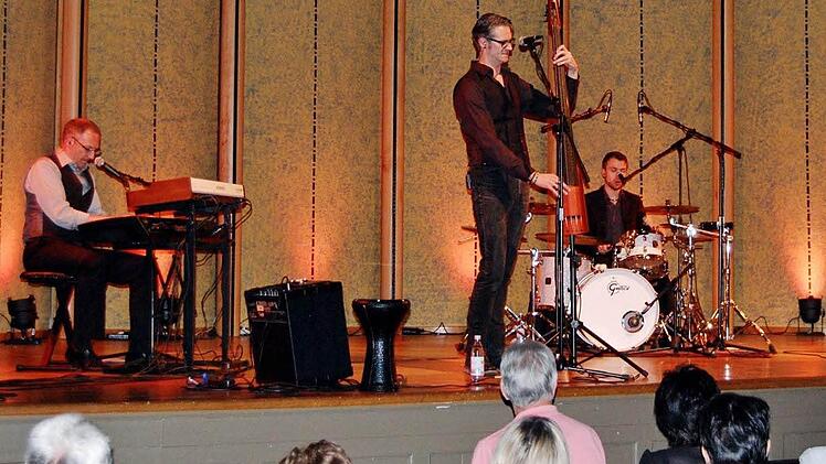 Joe Greiner (Piano; von links), Markus Burucker (Bass), Andy Sack (Schlagzeug)