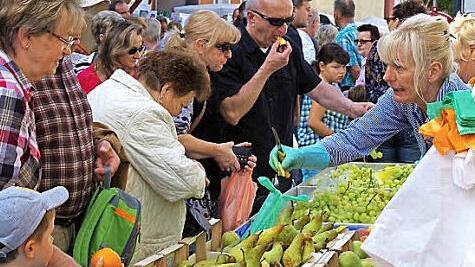An diesem warmen Herbsttag interessierten sich die Marktbesucher nicht nur für Kleidung, sondern auch für Obst. Fotos: Thomas Hümmer