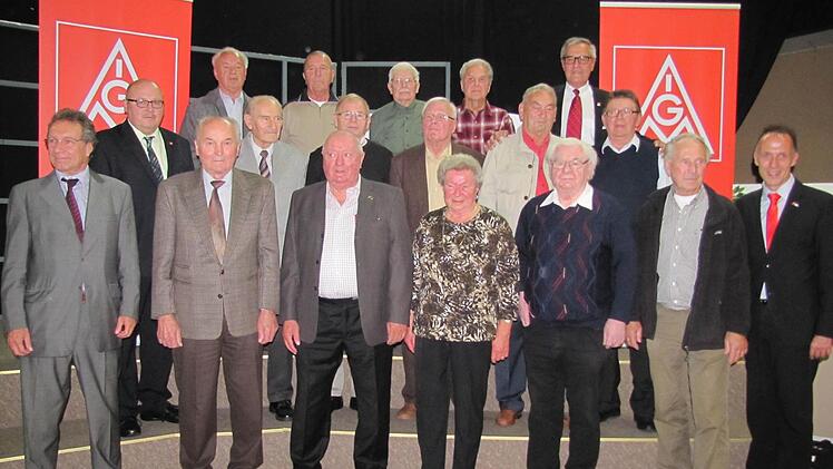 Alle zusammengezählt haben sie 17 345 Jahre Mitgliedschaft bei der IG Metall erreicht. Dafür wurden die auf unseren Fotos abgebildeten Mitglieder ausgezeichnet.  Fotos: Martin Koch