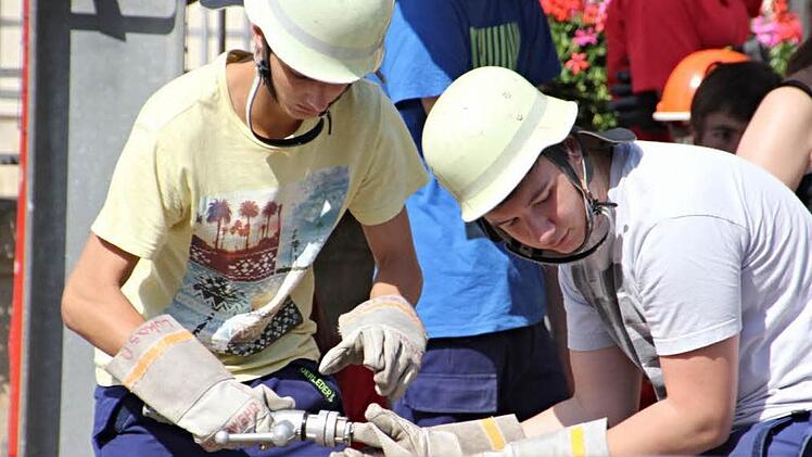 So handhabt man den Schlauch. Die jungen Feuerwehrleute kannten sich schon ganz gut aus.