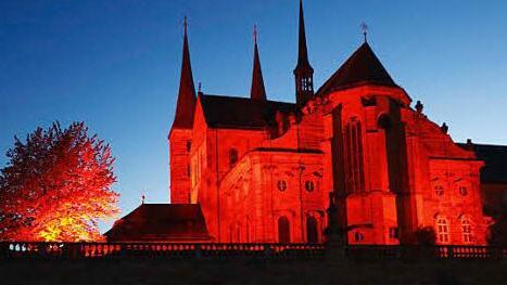 Bamberg zeigt Flagge: St. Michael, ganz in Rot getaucht