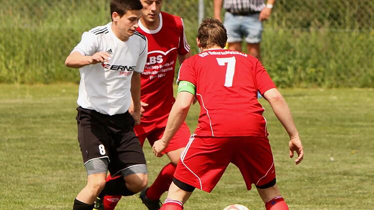 Der Untersteinbacher Marco Behringer (links) versucht sich hier gegen zwei Unterschleichacher, rechts Kapitän Sebastian Vogel, zu behaupten.