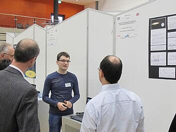 Johannes Klatt vom FLG erläutert der Jury seine Arbeit zum Thema "Analyse der Schwankungen der Eisenlinie im Röntgendoppelsternsystem Cygnus X-1". Foto: p