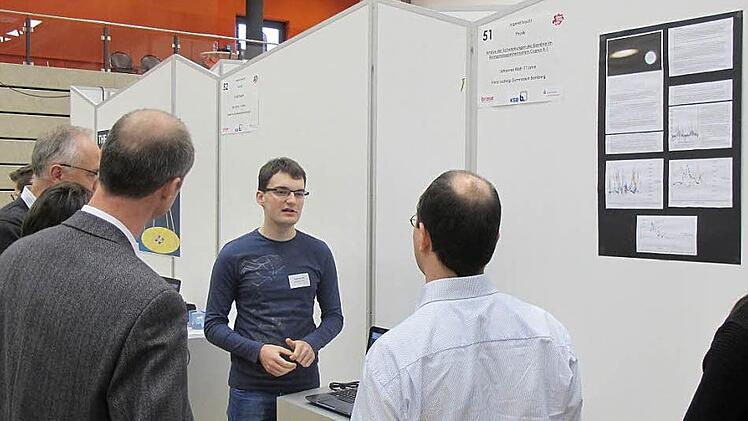Johannes Klatt vom FLG erläutert der Jury seine Arbeit zum Thema "Analyse der Schwankungen der Eisenlinie im Röntgendoppelsternsystem Cygnus X-1". Foto: p