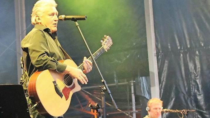 Begeisterung sieht anders aus: Rainhard Fendrich spulte sein Programm vor dem Eyrichshöfer Schlossf routiniert, aber ohne die große Begeisterung ab. Foto: Johanna Eckert