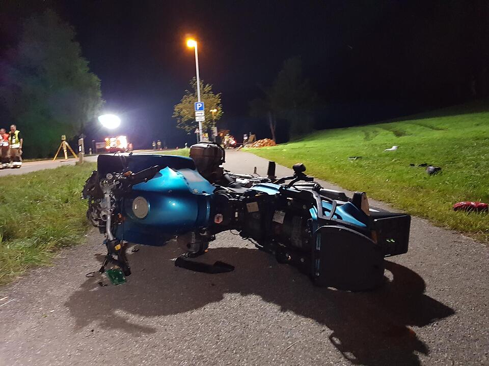 Allgäu: Motorrad schleudert in Familie – Mutter und Sohn sterben