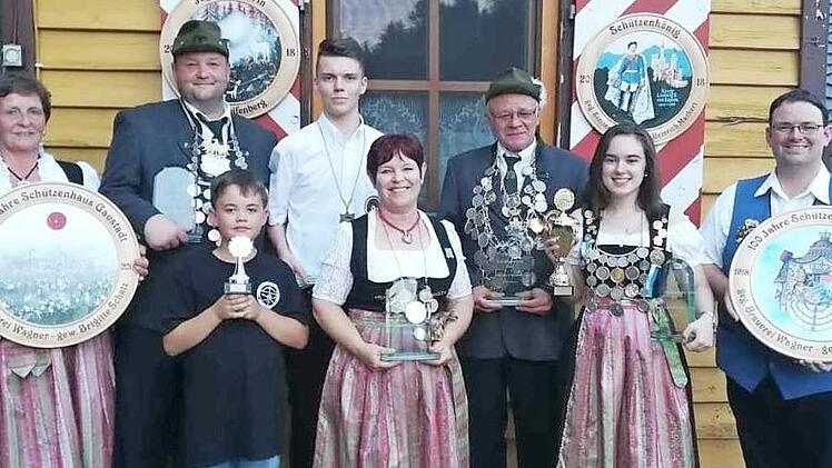 Die sichersten Schützen (von links): Brigitte Schatz (Gewinnerin der Festscheibe), Frank Stärk (Armbrustkönig), Julian Stärk (Ehrenpreisgewinner), Lukas Ruppert (Vizejugendkönig), Roswitha Griebel (Vizeschützenkönigin), Heinrich Mackert (Schützenkönig), Lara Greifenberg (Jugendkaiserin) und Martin Rachold (Erster Vorsitzender der Blaskapelle St. Josef Gaustadt) Foto: p