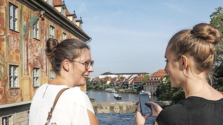 Lisa Hässler (links) und Sarah Schmittlutz von der Mediengruppe Oberfranken testen ständig, wie die App "Hello Bamberg" noch verbessert und erweitert werden kann. Foto: Barbara Herbst