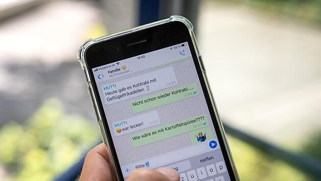 Deine WhatsApp-Statistik zeigt, wie viele Nachrichten, Bilder und Videos du austauschst. Symbolfoto: Sina Schuldt/dpa