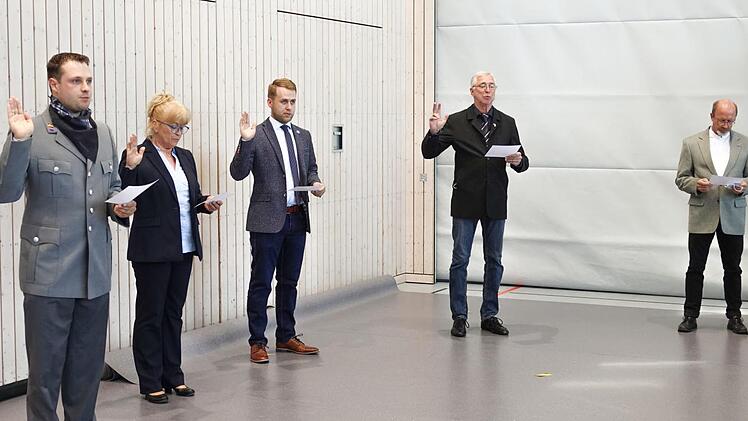 Die AfD-Kreisräte bei ihrer Vereidigung