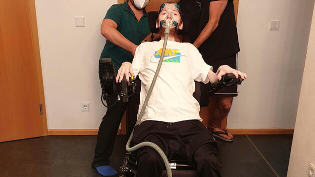 Zu zweit m&uuml;hen sich Therapeut Michael Mirz (links) und Pfleger Nico Frenzel mit dem defekten Rollstuhl ab. J&uuml;rgen Keller k&auml;mpft seit vier Monaten um einen funktionsf&auml;higen und gleichwertigen Ersatz.