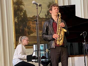 Die Pianistin Johanna Summer und der Saxofonist Jakob Manz beim  traditionelle Jazz-Breakfast des Kissinger Sommers im Kurgartencafé.