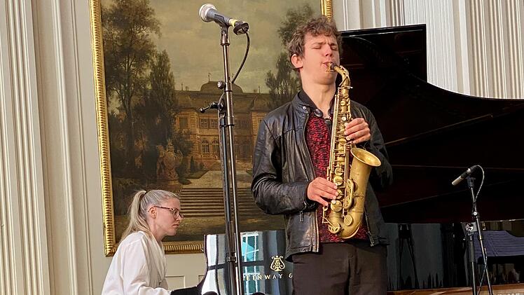 Die Pianistin Johanna Summer und der Saxofonist Jakob Manz beim  traditionelle Jazz-Breakfast des Kissinger Sommers im Kurgartencafé.