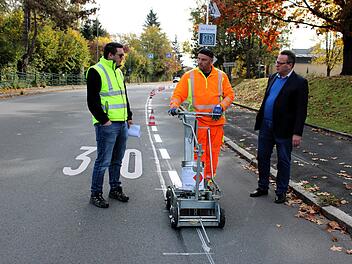 Stadt Kulmbach bringt Fahrbahnmarkierungen für Radfahrer an