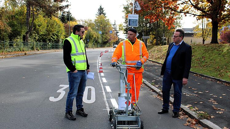 Stadt Kulmbach bringt Fahrbahnmarkierungen für Radfahrer an