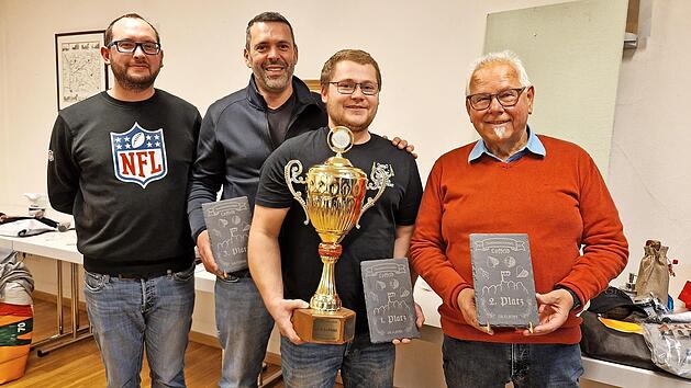 Neben dem Wanderpokal und Geschenken erhielten die drei erfolgreichsten Spieler beim Loffelder Preisschafkopf Siegerurkunden auf Schiefertafeln &ndash; graviert und zur Verf&uuml;gung gestellt von Matthias Reinhardt (von links: Jochen Fischer, Simon Schmitt,...