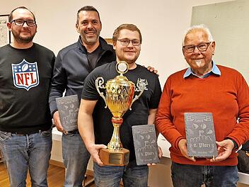 Neben dem Wanderpokal und Geschenken erhielten die drei erfolgreichsten Spieler beim Loffelder Preisschafkopf Siegerurkunden auf Schiefertafeln – graviert und zur Verfügung gestellt von Matthias Reinhardt (von links: Jochen Fischer, Simon Schmitt,...