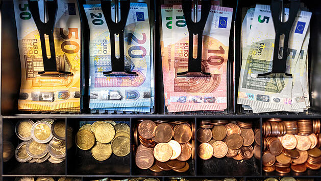 M&uuml;nzen Supermarkt Kleingeld Bargeld Annahme ablehnen Euro Kassenlade Kassenschublade Kasse Kassensystem Banknoten Wechselgeld gesetzliches Zahlungsmittel F&uuml;nfzig M&uuml;nzgrenze Hausrecht Filialregeln Einzelhandel Bezahlvorgang Kartenzahlung Barzahlung Centm&uuml;nzen besch&auml;digte Verdachtsm&uuml;nzen Kassenpr&uuml;fung Wechselgeldausgabe Kassenbereich Verbrauchertipp