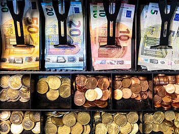 M&uuml;nzen Supermarkt Kleingeld Bargeld Annahme ablehnen Euro Kassenlade Kassenschublade Kasse Kassensystem Banknoten Wechselgeld gesetzliches Zahlungsmittel F&uuml;nfzig M&uuml;nzgrenze Hausrecht Filialregeln Einzelhandel Bezahlvorgang Kartenzahlung Barzahlung Centm&uuml;nzen besch&auml;digte Verdachtsm&uuml;nzen Kassenpr&uuml;fung Wechselgeldausgabe Kassenbereich Verbrauchertipp