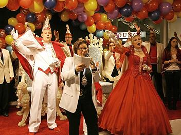Zweite Bürgermeisterin Romana Gensel sagt den Häschaadä Fasching an und stellt zum fröhlichen "Häschaad Helau" das Prinzenpaar vor: Florian I. und Claudia I., seit 2006 ein glückliches Ehepaar mit "Thronfolger". Foto: "Paparazzi"-Werner