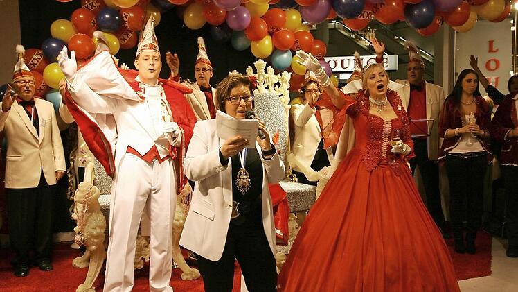 Zweite Bürgermeisterin Romana Gensel sagt den Häschaadä Fasching an und stellt zum fröhlichen "Häschaad Helau" das Prinzenpaar vor: Florian I. und Claudia I., seit 2006 ein glückliches Ehepaar mit "Thronfolger". Foto: "Paparazzi"-Werner