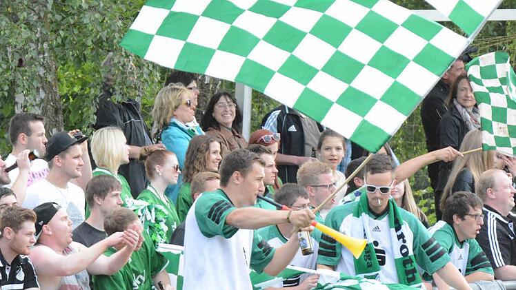 In Schale geworfen hatten sich die Stangenrother Fans, die allemal Kreisklassen-Niveau bewiesen hatten. Bei den TSV-Kickern sah das alles nicht ganz so überzeugend aus gegen den SV Machtilshausen. Foto: ssp