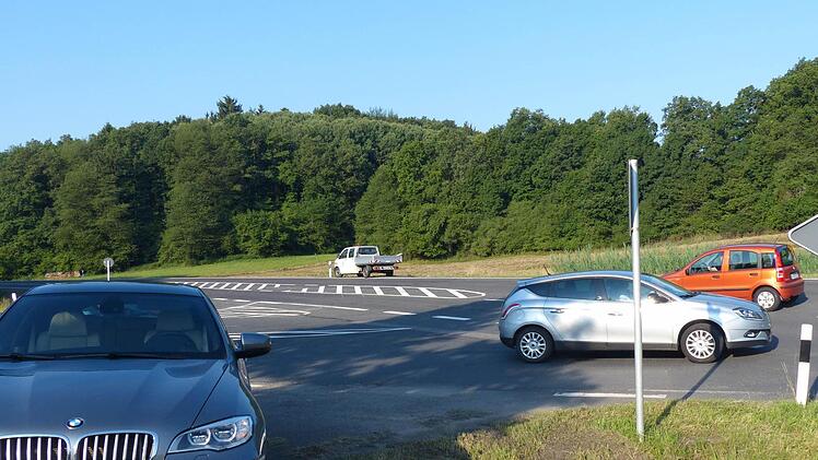 Reger Verkehr herrscht auf der Strecke Ebern Haßfurt. Deshalb war die Sanierung des Kreisstraßenabschnitts zwischen der Weidenmühle und Haßfurt wichtig. Unser Bild entstand an der Weidenmühle; dort ist die Abzweigung nach Krum und Zeil.  Fotos: Klaus Schmitt