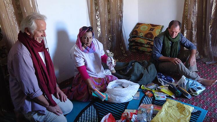 Beichel bei der Übergabe von Geschenken an einen Kindergarten. Foto: Reinhard Beichel