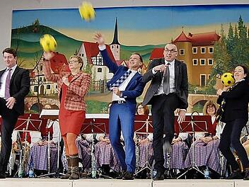 Mit einem "Freistoß" von der Bühne nahmen Gemeindevertreter und Bauverantwortliche nach über einem Jahr die Henneberg-Halle als multifunktionale Sport- und Versammlungsstätte wieder in Betrieb. Fotos: Sigismund von Dobschütz