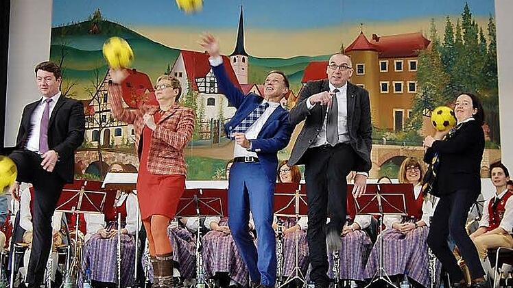 Mit einem "Freistoß" von der Bühne nahmen Gemeindevertreter und Bauverantwortliche nach über einem Jahr die Henneberg-Halle als multifunktionale Sport- und Versammlungsstätte wieder in Betrieb. Fotos: Sigismund von Dobschütz