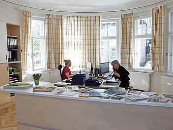 Sachgebietsleiterin Andrea Musiol (rechts) und Theresa Baldauf im neuen Tourismusbüro des Landkreises im Gebäude der Staatlichen Berufsfachschule für Flechtwerkgestaltung Foto: Popp