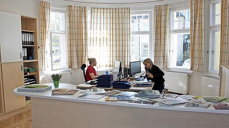 Sachgebietsleiterin Andrea Musiol (rechts) und Theresa Baldauf im neuen Tourismusbüro des Landkreises im Gebäude der Staatlichen Berufsfachschule für Flechtwerkgestaltung Foto: Popp