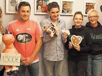 Leonie Roderus (Sozialpädagogin bei der Elterninitiative), Stefan Kalb (Mitglied im FCN-Fanclub Willersdorf und Teil von der Paul-Crew), Mirco, Johanna Leisgang (DJK Willersdorf) und Sigrid Leisgang (Zweite Vorsitzende DJK Willersdorf) sowie Reinhold Lutz (v. l.) bei der Spendenübergabe Foto: privat