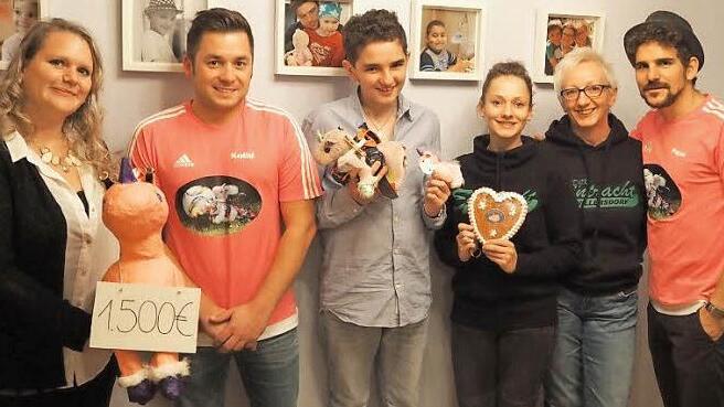 Leonie Roderus (Sozialpädagogin bei der Elterninitiative), Stefan Kalb (Mitglied im FCN-Fanclub Willersdorf und Teil von der Paul-Crew), Mirco, Johanna Leisgang (DJK Willersdorf) und Sigrid Leisgang (Zweite Vorsitzende DJK Willersdorf) sowie Reinhold Lutz (v. l.) bei der Spendenübergabe Foto: privat