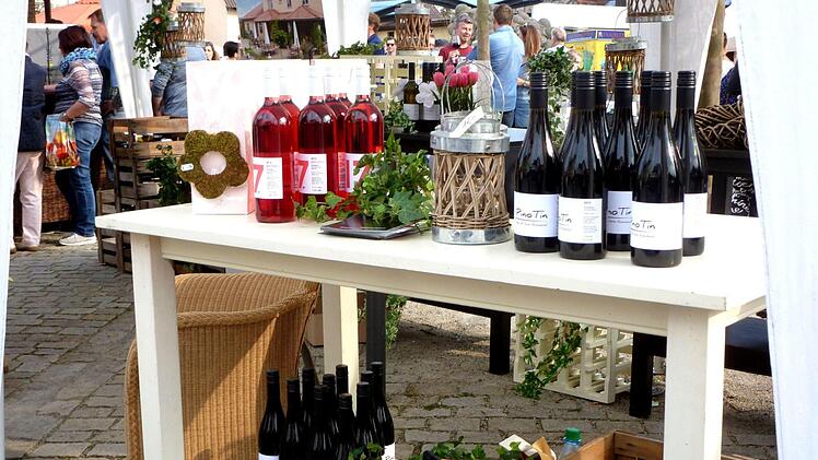 Gute Weine aus den Lagen "Himmelsbühl" und "Kronberg" konnte man beim Korb- und Weinmarkt in Sand verköstigen.