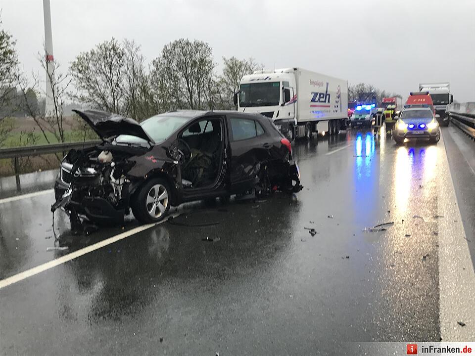 Karambolage nach Unwetter: A6 komplett gesperrt - Anzahl Verletzter noch unbekannt, wohl aber keiner schwerer verletzt – Sechs Fahrzeuge und ein Quad beteiligt
