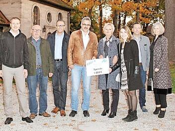 Bei der Spenden&uuml;ebrgabe (von links): Matthias Go&szlig;, Uwe P&ouml;schl, Udo Kramer, Wolfgang M&ouml;&szlig;lein, Karin Frank, Mona Lisa Eigenfeld, Karsten Fischkal und Kerstin Blum  Foto: jb