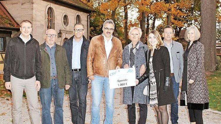Bei der Spenden&uuml;ebrgabe (von links): Matthias Go&szlig;, Uwe P&ouml;schl, Udo Kramer, Wolfgang M&ouml;&szlig;lein, Karin Frank, Mona Lisa Eigenfeld, Karsten Fischkal und Kerstin Blum  Foto: jb