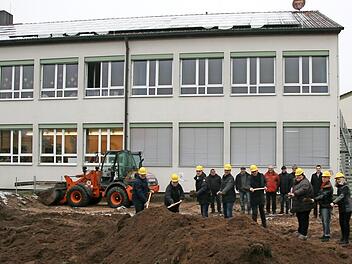 Packen wir es an! Bürgermeister Jochen Hack sowie Gemeinderäte, Repräsentanten der Kirchenstiftung und der am Bau beteiligten Firmen üben sich im Spatenstich.  Foto: Werner Baier