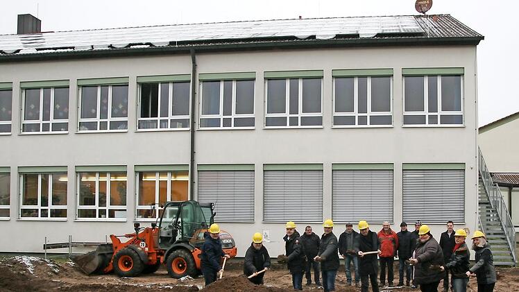 Packen wir es an! Bürgermeister Jochen Hack sowie Gemeinderäte, Repräsentanten der Kirchenstiftung und der am Bau beteiligten Firmen üben sich im Spatenstich.  Foto: Werner Baier